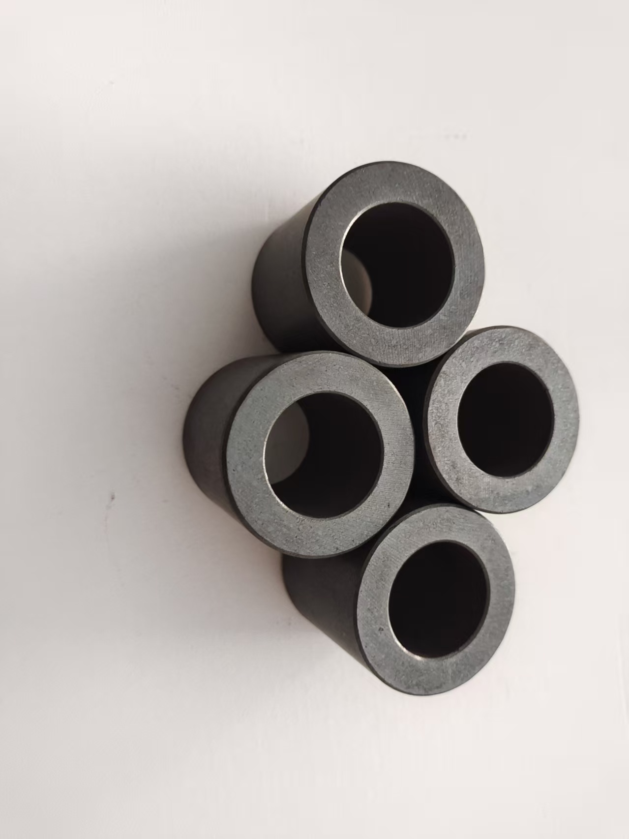 Ultimi blog aziendali su Ottimizzazione del circuito magnetico della bobina vocale: guida di progettazione per l'uniformità della distribuzione del flusso negli magneti ad anello di ferrite