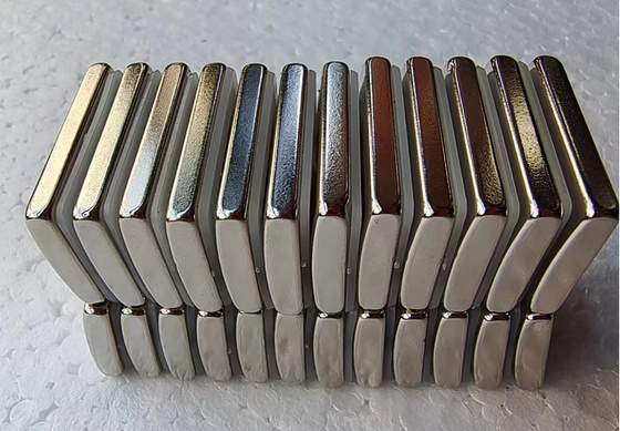comprare I magneti del motore del neodimio dell'arco N52 arcuano piano 19x30x4.5mm con l'alternatore dell'automobile di CA online manufacture