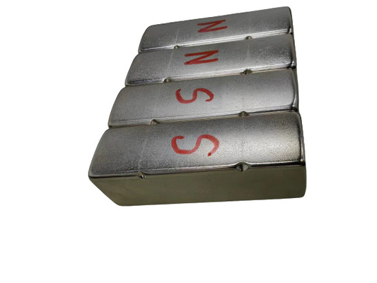 comprare Rivestimento Ni-Cu-Ni N52 65x20.5x20 Polarità sulla superficie curva con leggeri recessi sui lati del raggio Campo magnetico forte MGOe online manufacture