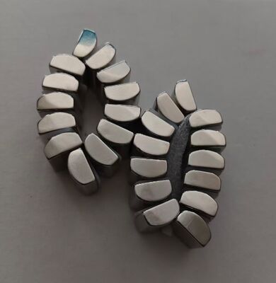 comprare Magnete di neodimio di grado N52 personalizzato con un lato piatto e un lato curvo per una elevata resistenza alla corrosione online manufacture