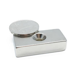 comprare magneti svasati blocco del neodimio N35 di 20*10*3mm con il foro della vite online manufacture